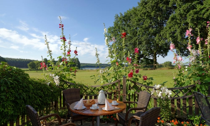 Frühstück auf der Terrasse mit Seeblick